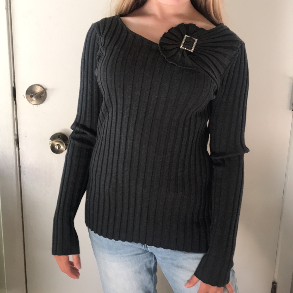 Belladini L/S grey sweater with jeweled buckle M